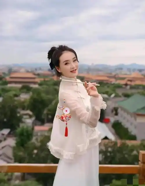 50岁晴格格王艳惨状曝光15亿豪宅没了贵妇人设崩带货当网红