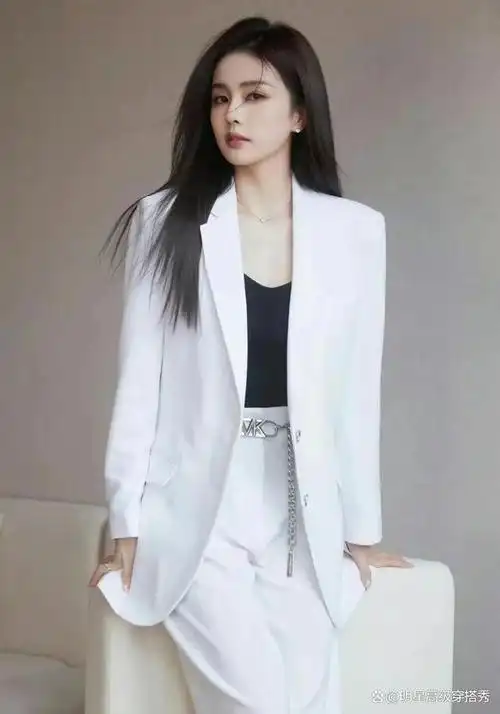 今天我们来聊聊时下女明星们的西装套装穿搭技巧.