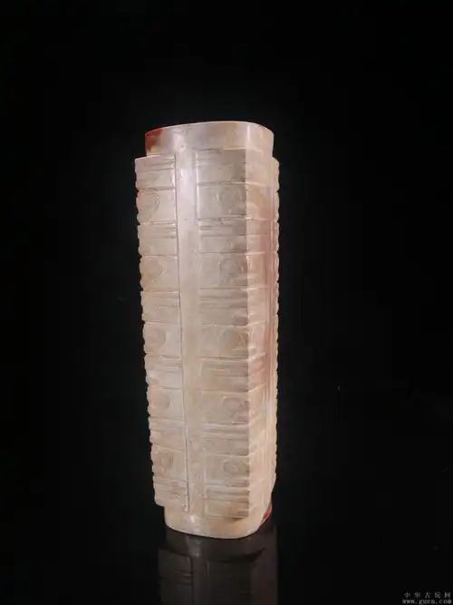 6斤全品  整玉琮已全沁呈白*状鸡骨白,外表雕刻兽纹图案,简洁*气,钙化
