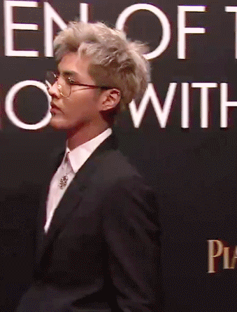 吴亦凡gif动图明星 写真 杂志 男神 发型 长腿 美男 走秀 帅哥