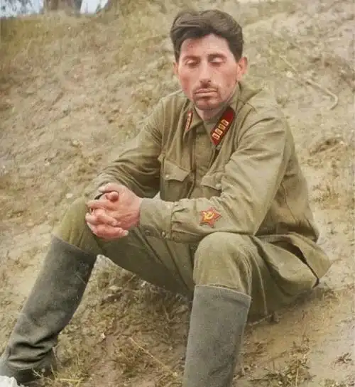 苏军上校二战苏军上校军官领章上面缀着四道红色直杠,这是一名苏军