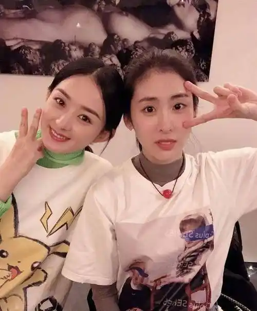 张碧晨晒合影为赵丽颖庆生,无意中曝光颖宝产后真容,肉感十足_衣服