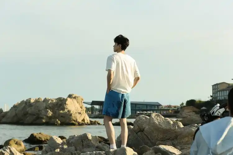 白敬亭 x mini bazaar 海边少年|白敬亭|少年_新浪新闻