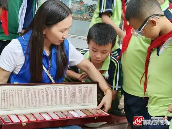 在舞水小学,志愿者帮助孩子们"认识"毒品