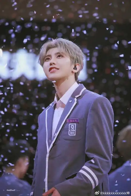 蔡徐坤#玫瑰可以是浪漫的定义词 但自从遇见你 我的浪漫开始了重新的