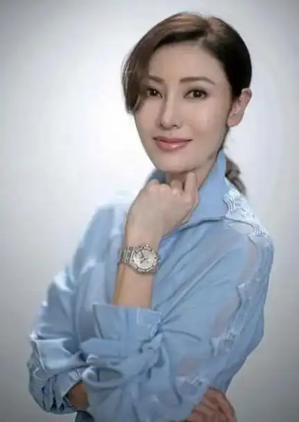 李嘉欣凭借其混血血统拥有独特的容貌特征,将东方和西方的优雅之美