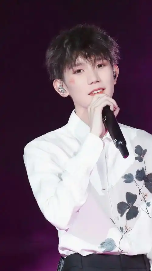 王源超话#王源纯白套装#全世界最适合穿白衬衫的人出现了@tfboys-王源