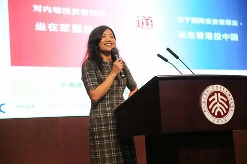 (香港交易所中国客户关系及市场推广部高级副总裁王玮在授课中)