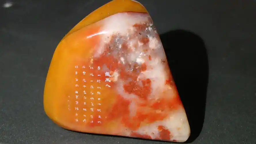 余斯清老师的微雕,请教啥寿山石?