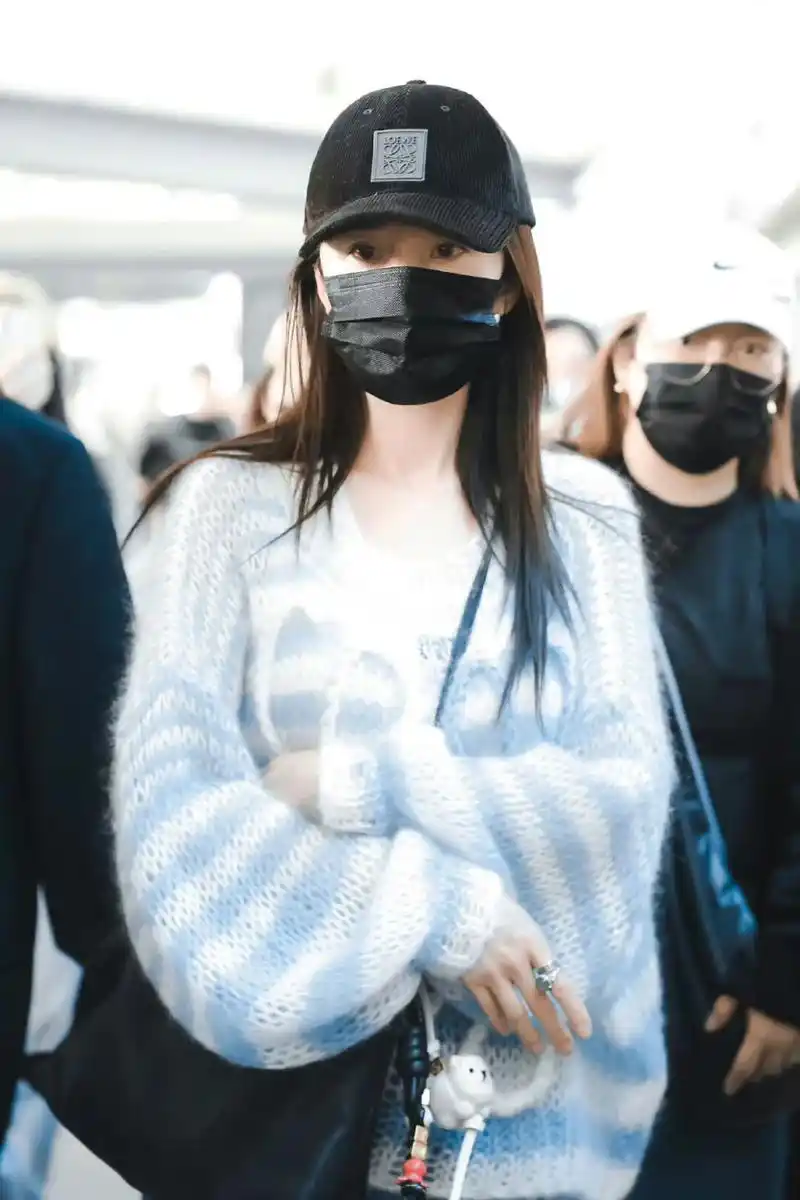 杨幂更新了10月2日机场私服,巴黎时装周之旅暂告一段落,带着全球