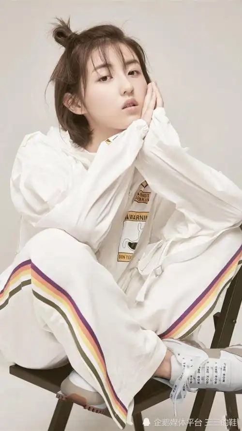 可爱张子枫短发夏日清凉写真the row运动鞋插图3