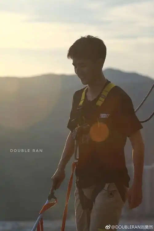 刘昊然蹦极的时候可以说是意气风发了吧.