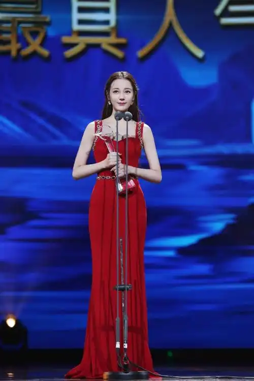 前段时间,迪丽热巴出席金鹰节的时候就身穿了一套红色的礼服裙