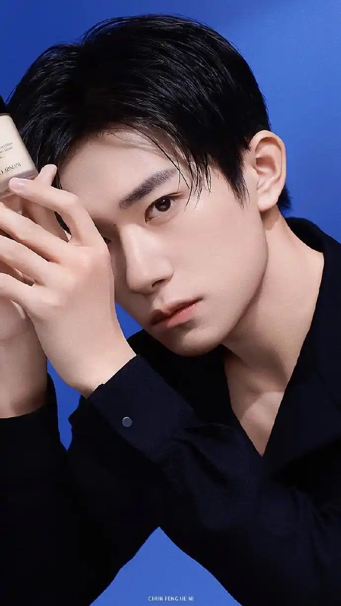 tfboys分享210406易烊千玺阿玛尼物料小合集每一张都是绝美的照片