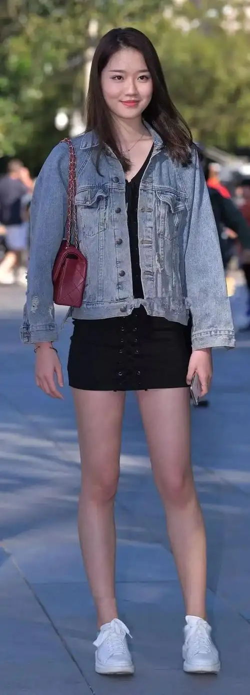 美女厉害了!穿超短连衣裙逛街,网友:敢坐下来吗?