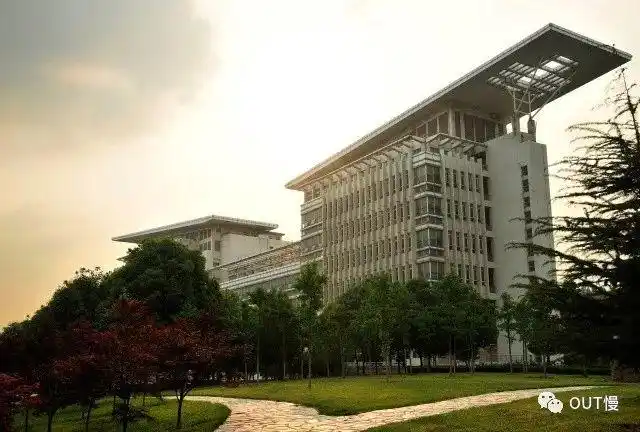 与随园校区古典雅致的格调相比仙林校区的建筑群更具现代风格高度智能