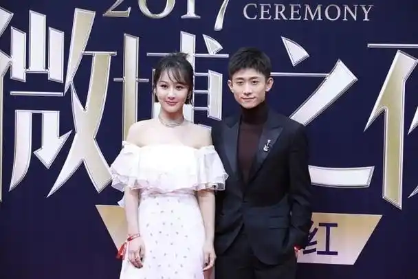 杨紫张一山同框挺带感,一字肩花裙温柔甜美,气质越来越好了