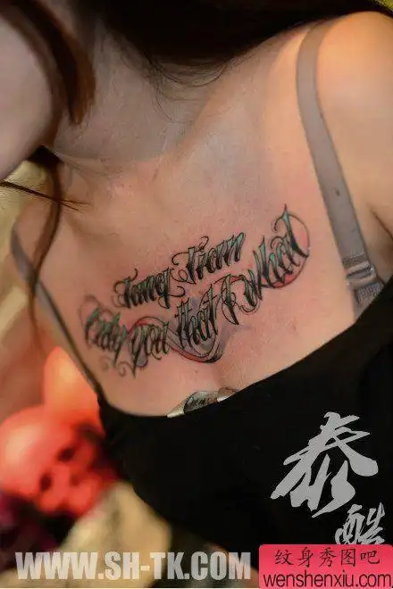 女生前胸精美的奇卡诺花体字母纹身图案
