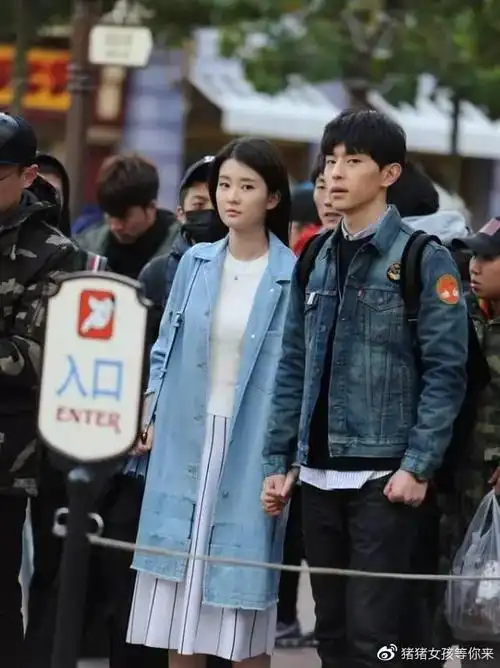 被记者抢话筒,采访被忽视,"顶流"邓伦的成功与杨紫分不开关系