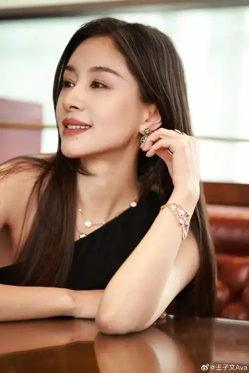 王子文黑色斜肩长裙##王子文柔顺黑长直