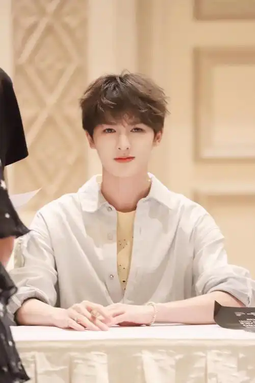 朱正廷可酷可甜,无水印高清壁纸来啦