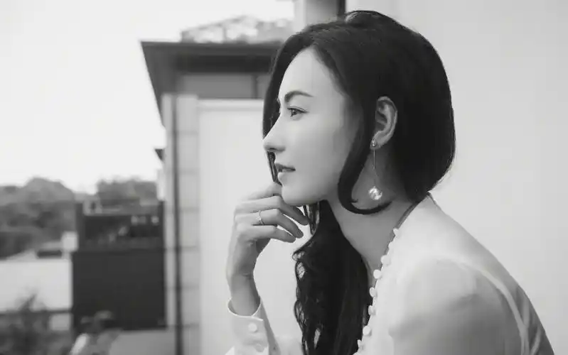 张柏芝黑白照片