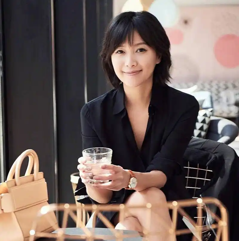 近日徐静蕾现身某活动现场,44岁的徐静蕾淡妆出镜,在无美颜无滤镜的