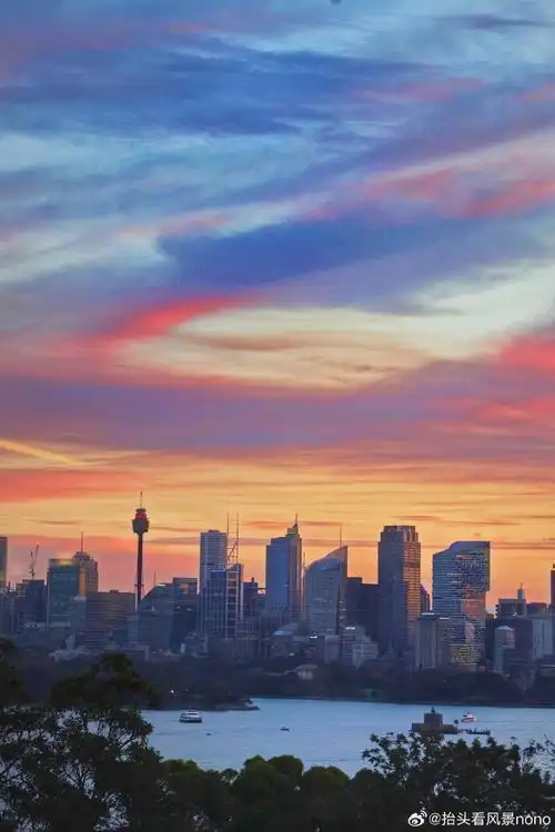 在澳大利亚,拍过悉尼城市风光很多次,却是第一次遇上如此浪漫的晚霞