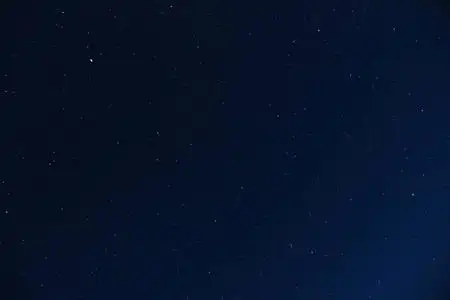 蓝色夜空壁纸一个充满星星的蓝色夜空照片