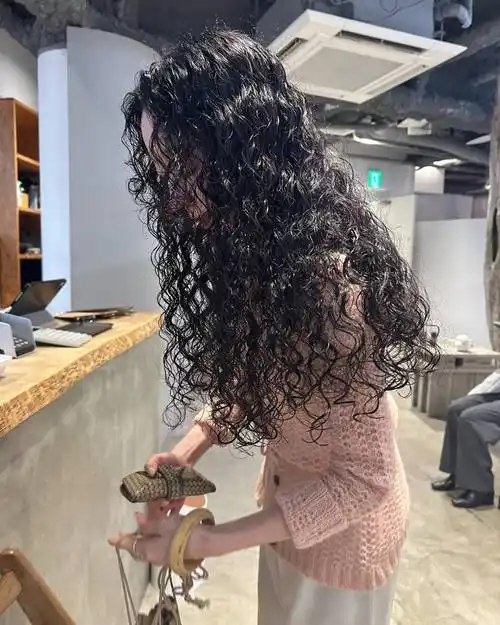 它不仅能够让你的发型更加丰盈蓬松,还能够展现出你的时尚品味和个性