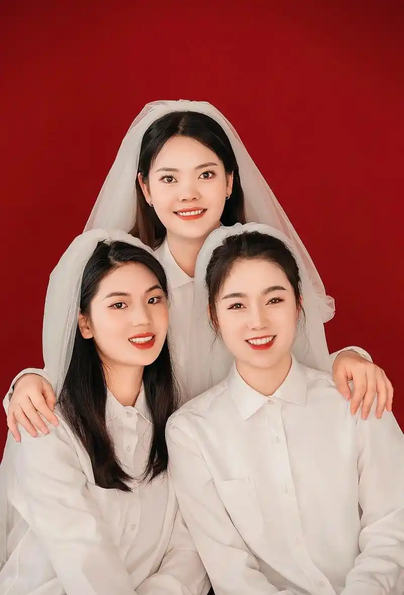 还记得你们第一次在什么时候吗?#红底合照 #闺蜜照 #不小心 - 抖音