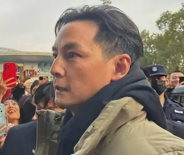 吴彦祖现身武汉被偶遇近照沧桑发际线后移网友男神成老大爷