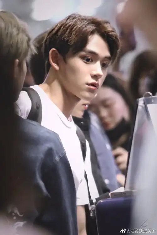 美少年侧颜大赛#黄旭熙的绝美侧颜太戳了!