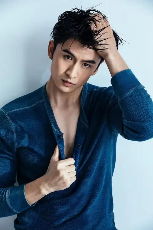 张云龙晒全新写真大片湿发造型荷尔蒙满溢性感爆棚