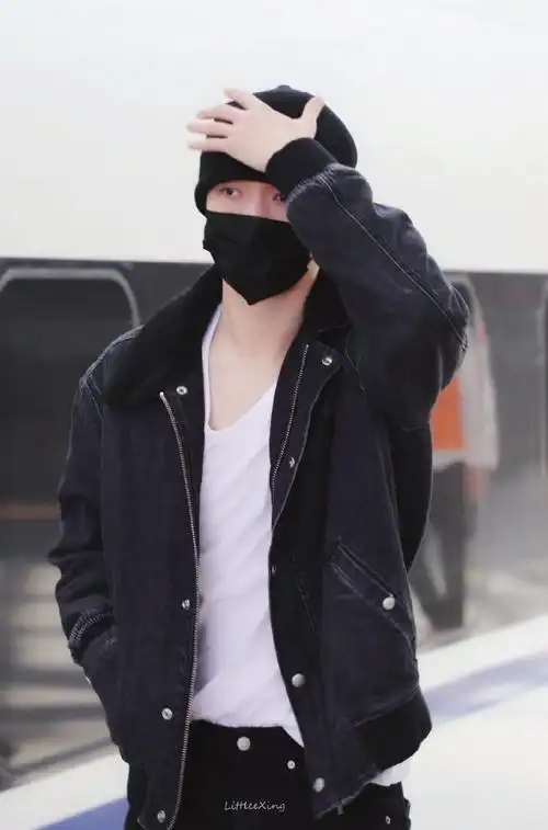 张艺兴[超话]#张艺兴今日高铁站造型～戴帽子也太可爱了吧!辛苦了啊!