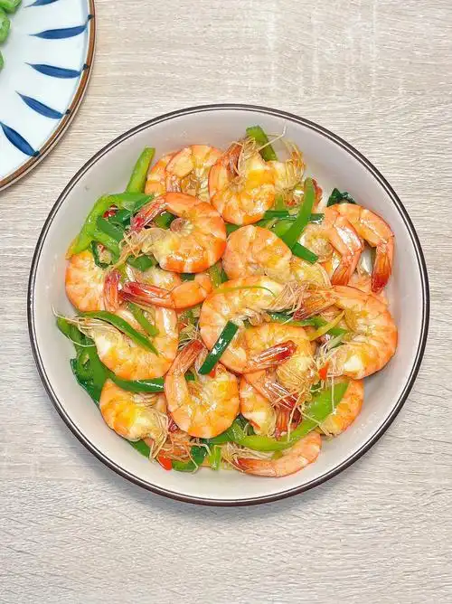 好吃到允手指的爆炒大虾一看就会