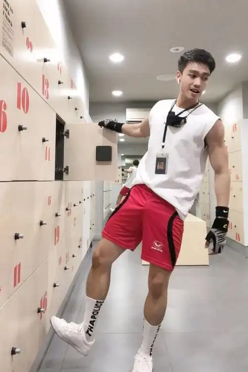 滑板小哥健身房自拍,太想火了!|胸肌|腹肌_网易订阅