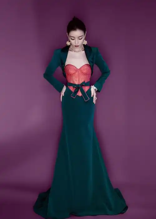 喵总@倪妮v一袭撞色束腰长裙出席#cosmo时尚盛典#摇曳间展露优雅气场