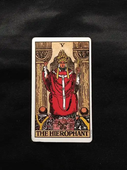 问能不能和心仪对象在一起,抽到塔罗牌的正位教皇,大家谁能给解一下