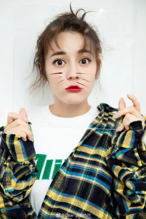 迪丽热巴晒六宫格表情包 撒娇求粉丝奖励小红花