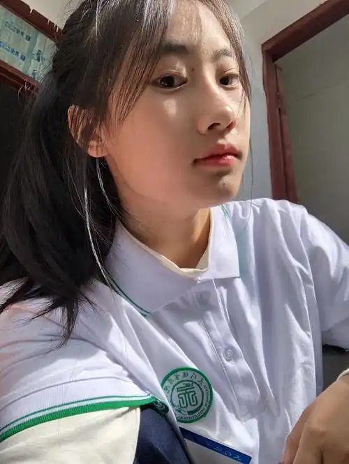 谁家大学发校服 来大学当高中生.#女大学生 - 抖音