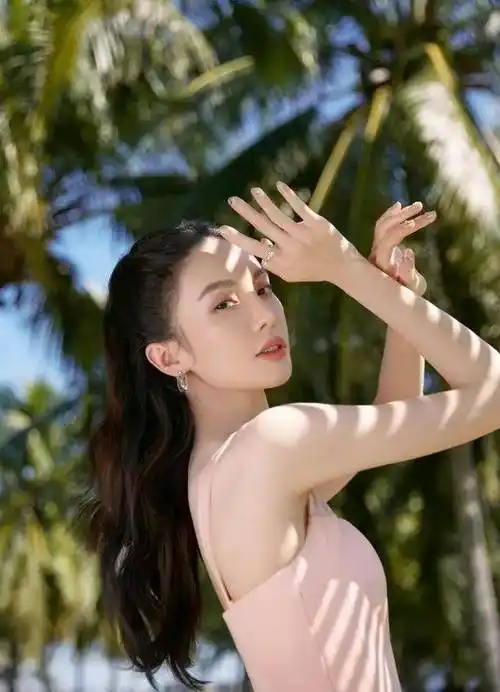 金晨再现"大尺度"穿搭,吊带裙开叉到腹部,身材太让人羡慕_魅力_时尚