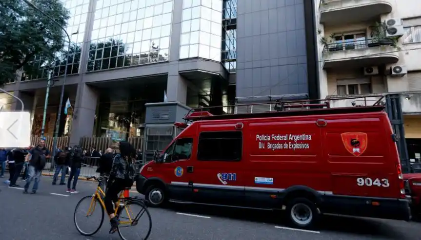 阿根廷首都连遭威胁:炸弹恐吓,男子持枪闯总统府