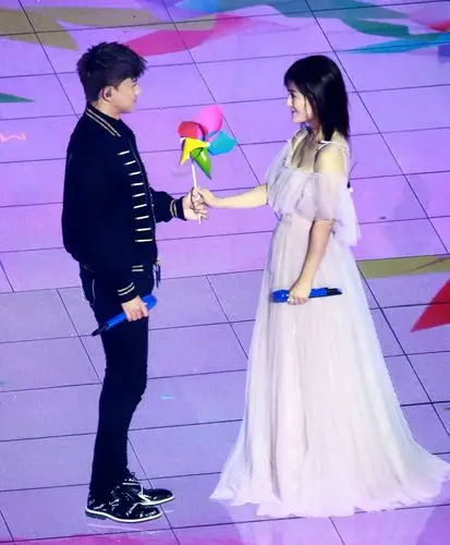 谢娜张杰同台演出超甜蜜,张杰的紧身裤及谢娜的小腹都很抢镜