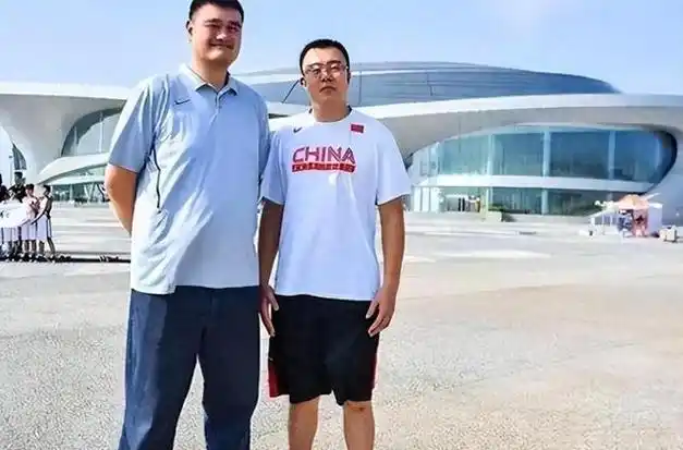 姚明体型有多夸张奥尼尔站身边似小鸟依人大象变成宠物狗