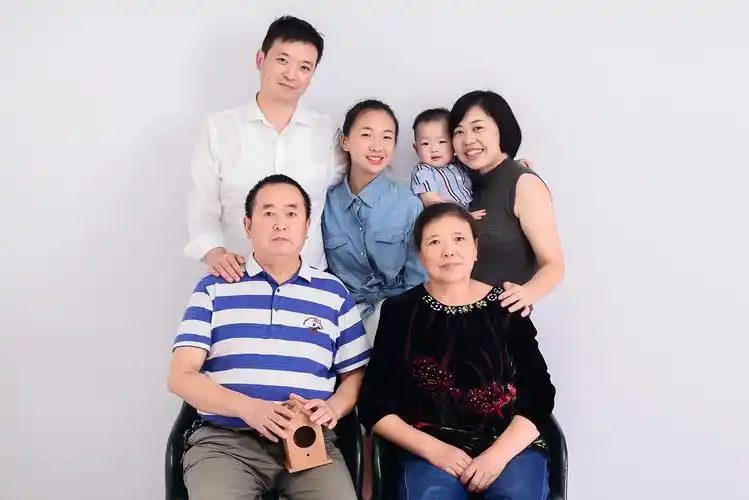 全家福生活中的李艳一家李艳在参与抗疫工作李艳家庭妻子:李艳,都江堰