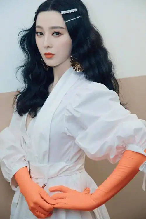 范冰冰瘦了好多,穿白色衬衫裙温婉优雅,戴橘色手套引领新潮流