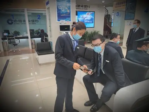 不能分流的客户,,大堂经理通过查看平板电脑了解客户取号情况.