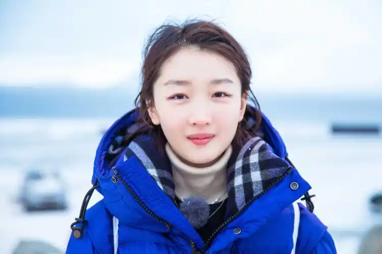 《小小的追球》周冬雨首次尝试北极精灵眼妆,妩媚俏皮,精致耀眼_笑容