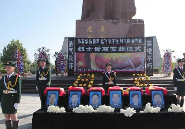 9月25日,天津,塘沽烈士陵园为六名天津港公安局烈士举行安葬仪式